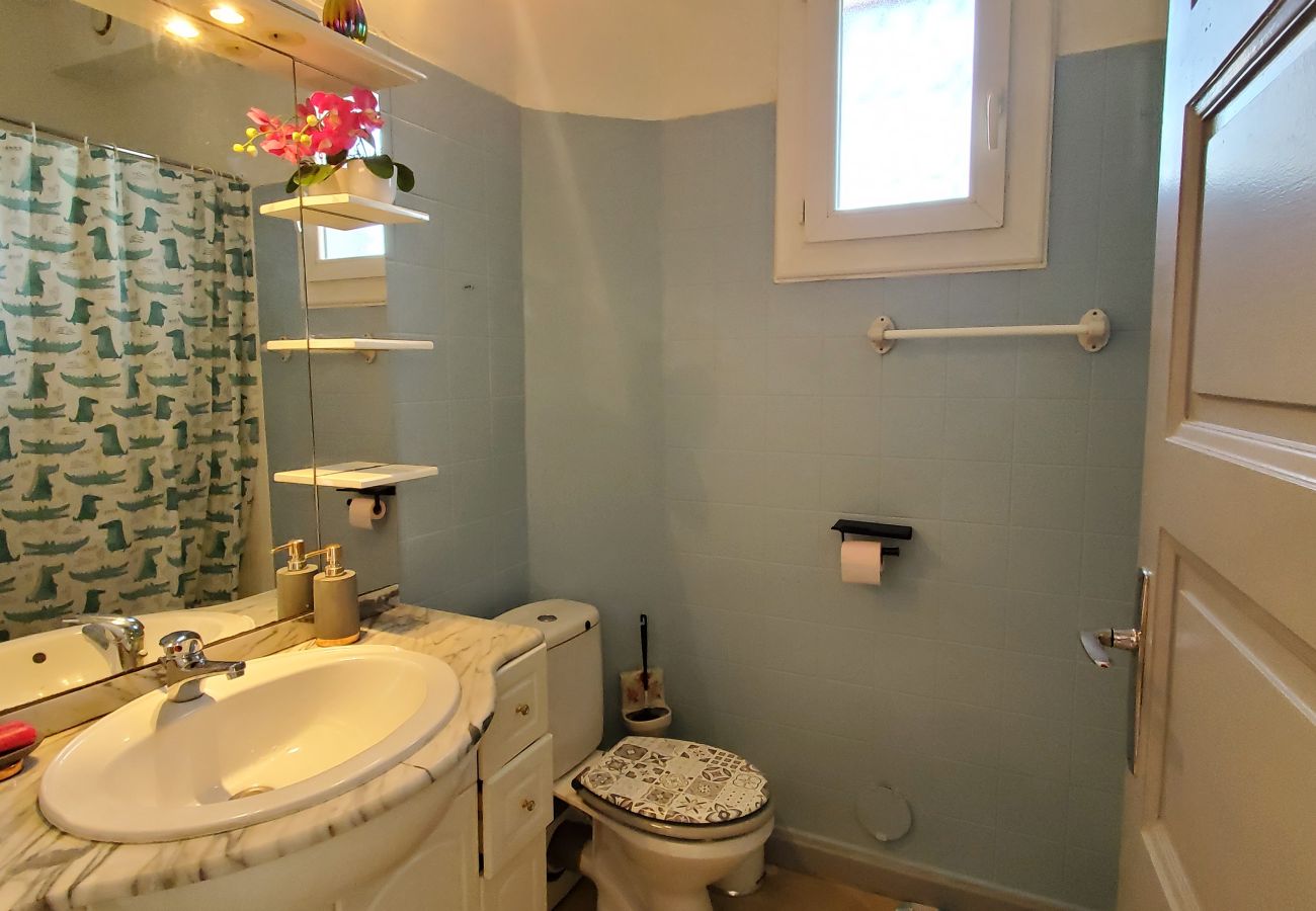 Apartment in Fréjus - Fréjus, Les Arênes, air-conditioned T2, 4 people, near center and transport