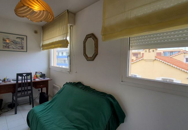 Apartment in Fréjus - Fréjus-Plage, 110m2, 3 bedrooms, 6 people, facing the sea, air conditioning and double garage Apartment in Fréjus - Fréjus-Plage, 110m2, 3 bedrooms, 6 people, facing the sea, air conditioning and double garage