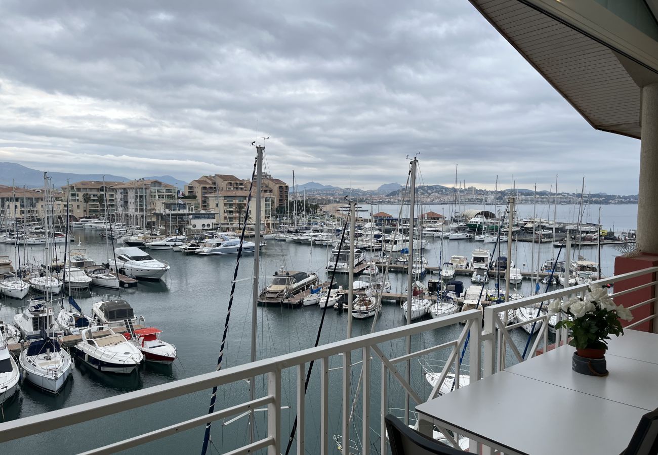 Apartment in Fréjus - Cap Hermès -  Spacious apartment for 6 people with exceptional views of the port and the sea in Port Fréjus