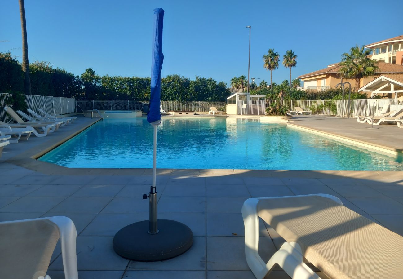 Apartment in Fréjus - Residence CAP HERMES, large T3 68m 2, 6 beds, air conditioning, Wifi, swimming pool and direct access to the beach