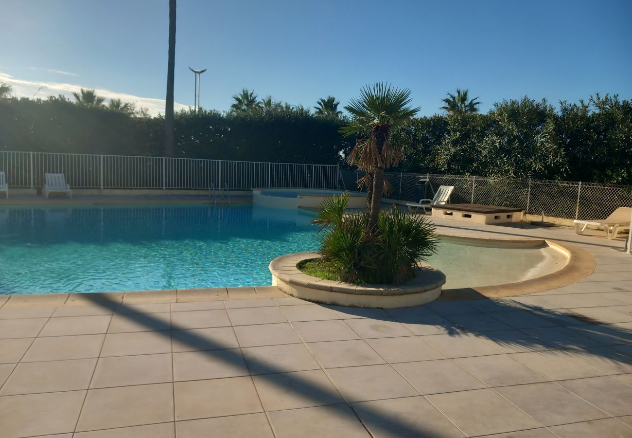 Apartment in Fréjus - Residence CAP HERMES, large T3 68m 2, 6 beds, air conditioning, Wifi, swimming pool and direct access to the beach