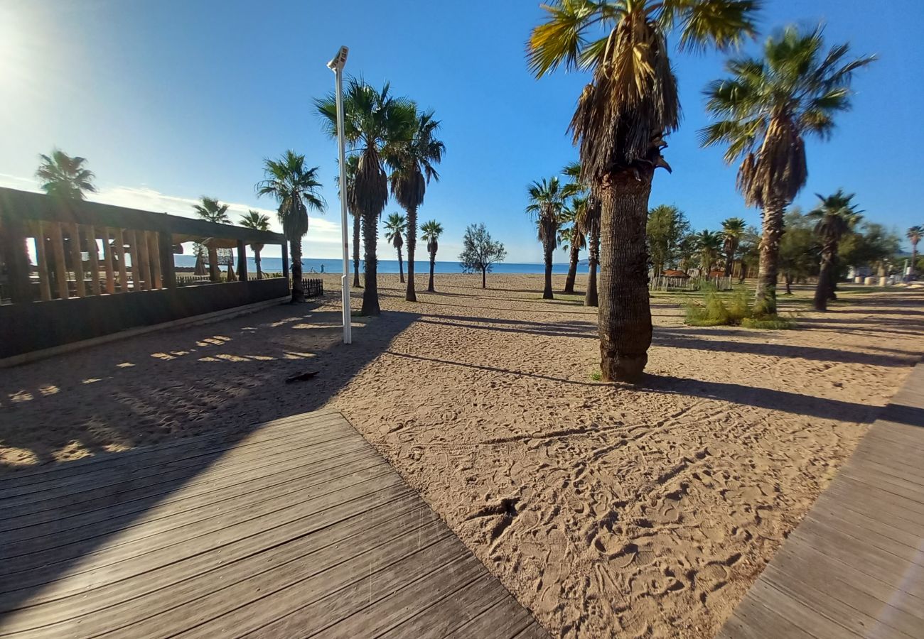 Apartment in Fréjus - Residence CAP HERMES, large T3 68m 2, 6 beds, air conditioning, Wifi, swimming pool and direct access to the beach