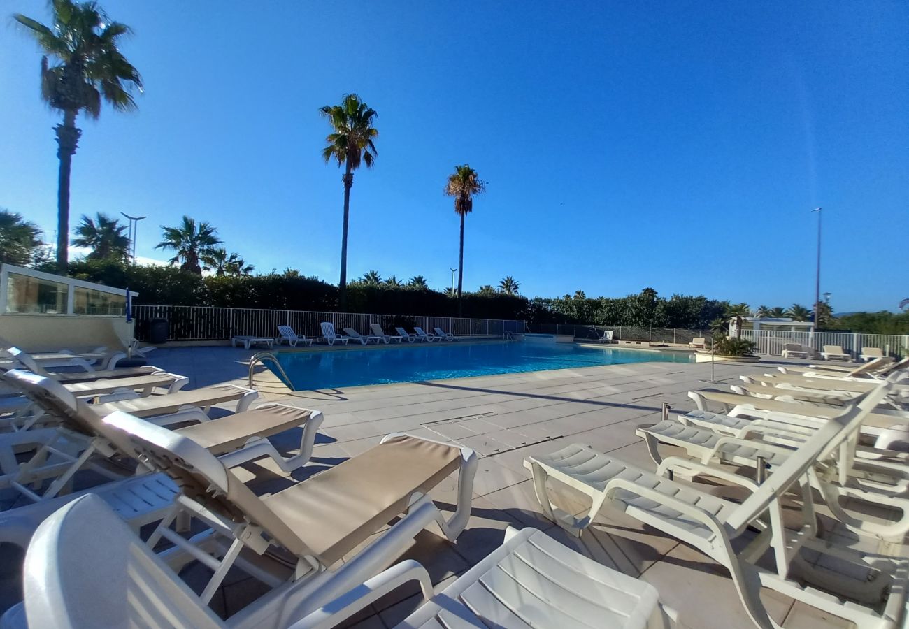 Apartment in Fréjus - Residence CAP HERMES, large T3 68m 2, 6 beds, air conditioning, Wifi, swimming pool and direct access to the beach