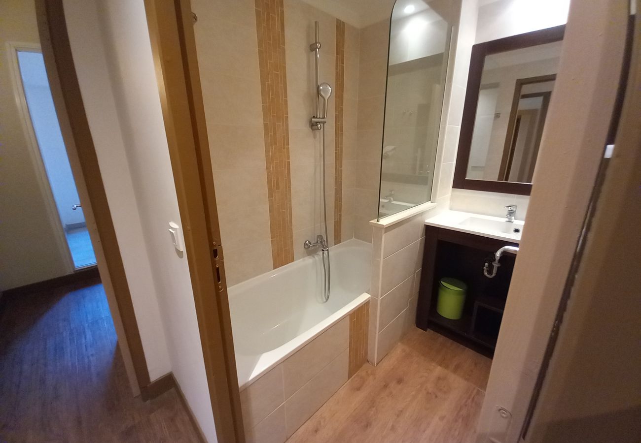 Apartment in Fréjus - Residence CAP HERMES, large T3 68m 2, 6 beds, air conditioning, Wifi, swimming pool and direct access to the beach