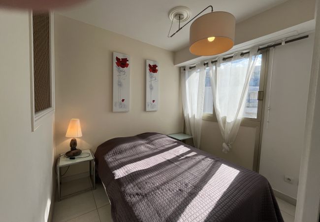 Apartment in Saint Raphael - Magnificent T2, near TGV station, close to sandy beach, air-conditioned, capacity 4 people Apartment in Saint Raphael - Magnificent T2, near TGV station, close to sandy beach, air-conditioned, capacity 4 people