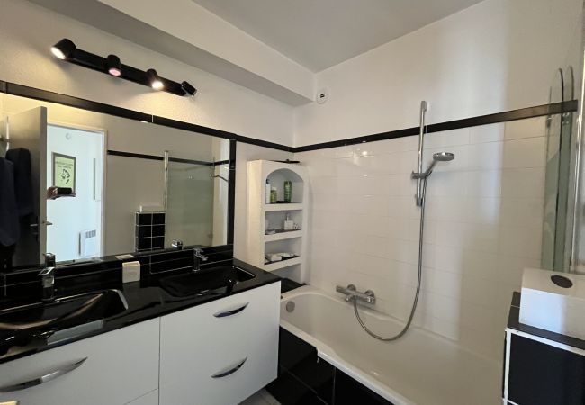 Apartment in Fréjus - Superb sea view, CAP HERMES, 2 bedrooms, 65m2, 2 adults + 2 children, WIFI, air conditioning, swimming pool and parking Apartment in Fréjus - Superb sea view, CAP HERMES, 2 bedrooms, 65m2, 2 adults + 2 children, WIFI, air conditioning, swimming pool and parking