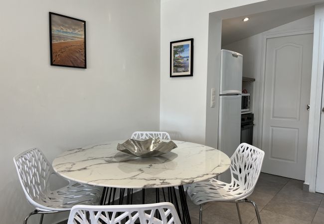 Studio in Fréjus - Port-Fréjus, 400m from the beaches, cozy 28m2 studio, air conditioning, terrace, private parking, ideal for 2 people Studio in Fréjus - Port-Fréjus, 400m from the beaches, cozy 28m2 studio, air conditioning, terrace, private parking, ideal for 2 people