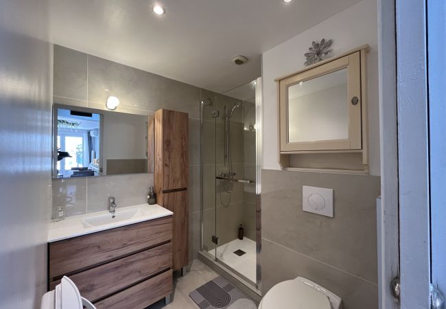 Studio in Fréjus - Port-Fréjus, 400m from the beaches, cozy 28m2 studio, air conditioning, terrace, private parking, ideal for 2 people Studio in Fréjus - Port-Fréjus, 400m from the beaches, cozy 28m2 studio, air conditioning, terrace, private parking, ideal for 2 people