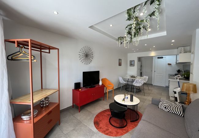 Studio in Fréjus - Port-Fréjus, 400m from the beaches, cozy 28m2 studio, air conditioning, terrace, private parking, ideal for 2 people Studio in Fréjus - Port-Fréjus, 400m from the beaches, cozy 28m2 studio, air conditioning, terrace, private parking, ideal for 2 people