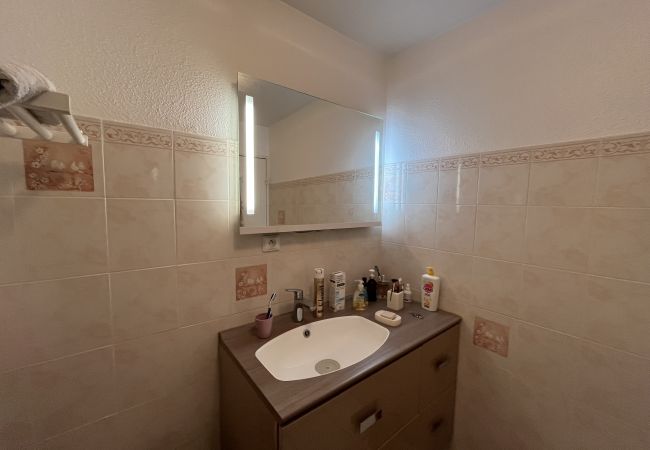 Apartment in Saint Raphael - Saint-Raphael, near the TGV station, shops, Old Port and beach, large T2 50m2, 4 people, very well equipped and parking Apartment in Saint Raphael - Saint-Raphael, near the TGV station, shops, Old Port and beach, large T2 50m2, 4 people, very well equipped and parking