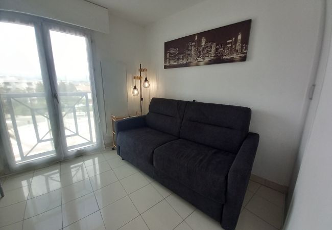 Studio in Fréjus - Port Fréjus, nice well equipped and recent studio cabin, 25m², 4 beds, air conditioning, 400m from the beaches of Fréjus, WiFi and netflix included Studio in Fréjus - Port Fréjus, nice well equipped and recent studio cabin, 25m², 4 beds, air conditioning, 400m from the beaches of Fréjus, WiFi and netflix included