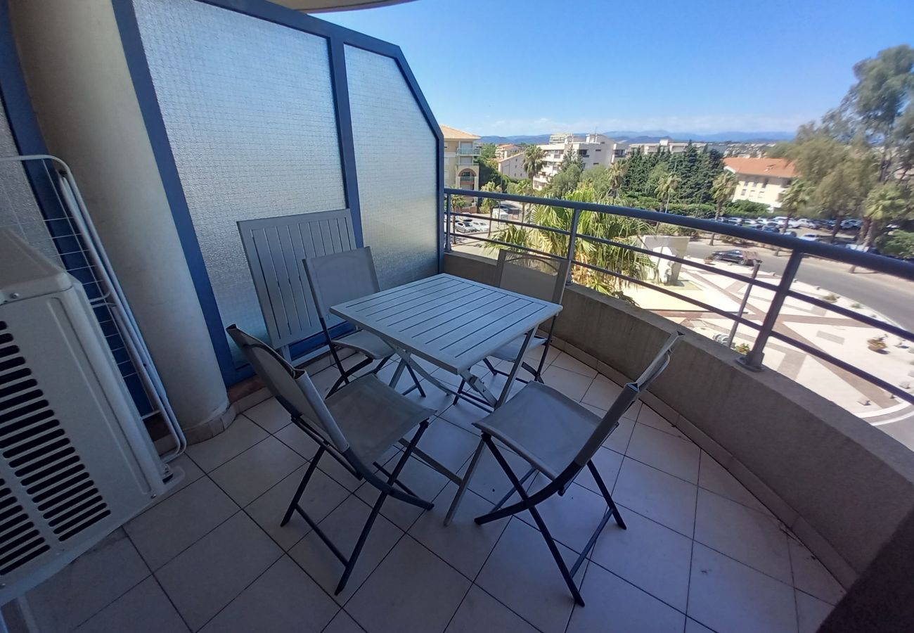 Studio in Fréjus - Port Fréjus, nice well equipped and recent studio cabin, 25m², 4 beds, air conditioning, 400m from the beaches of Fréjus, WiFi and netflix included