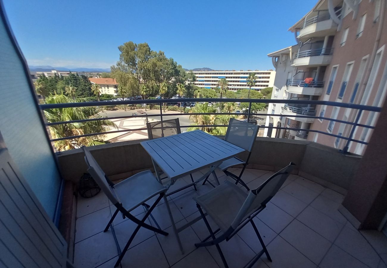 Studio in Fréjus - Port Fréjus, nice well equipped and recent studio cabin, 25m², 4 beds, air conditioning, 400m from the beaches of Fréjus, WiFi and netflix included
