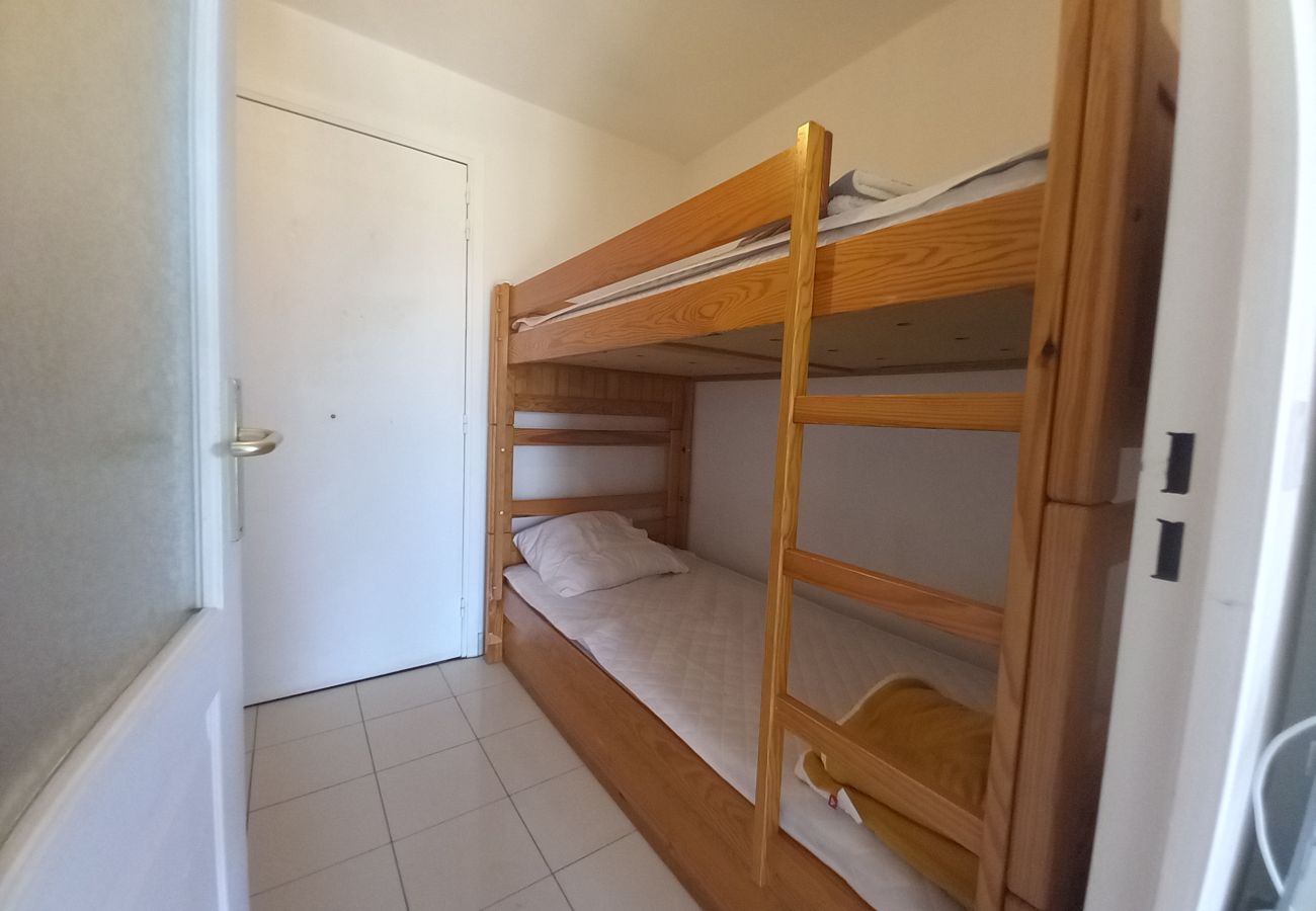 Studio in Fréjus - Port Fréjus, nice well equipped and recent studio cabin, 25m², 4 beds, air conditioning, 400m from the beaches of Fréjus, WiFi and netflix included
