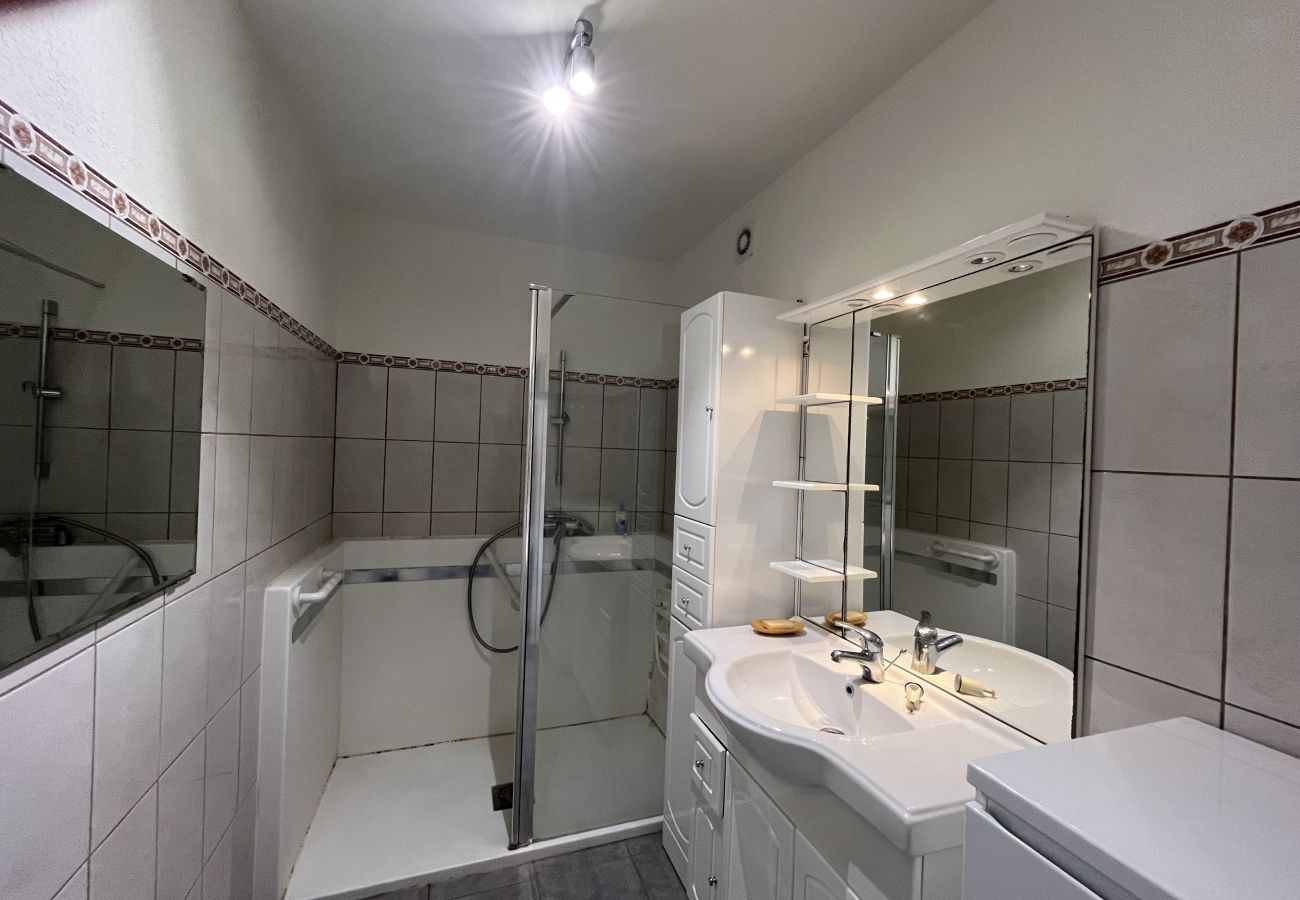 Apartment in Fréjus - Fréjus-Plage, 500m from the beaches, Large 70m2 2-bedroom apartment, 5 people, air-conditioned, WIFI and parking
