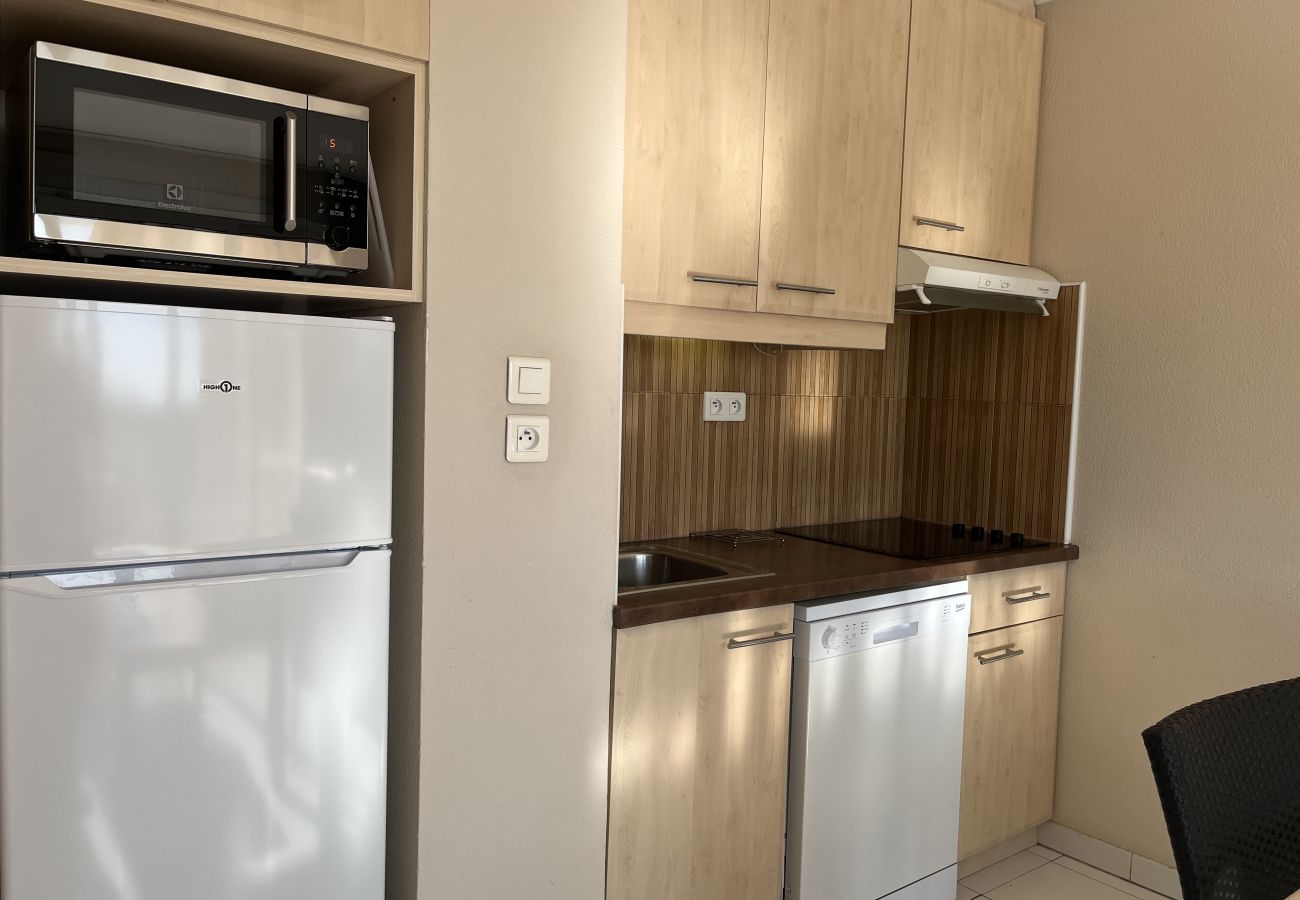 Apartment in Fréjus - Cap Hermès 312, 2/3 bedroom apartment, sea view, sleeps 4 adults and 2 children, air-conditioned, parking, swimming pool and direct beach access