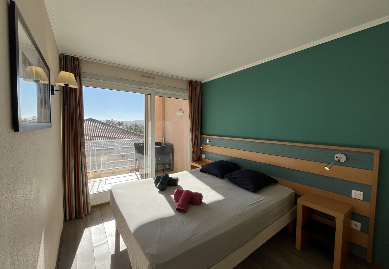 Apartment in Fréjus - Cap Hermès 312, 2/3 bedroom apartment, sea view, sleeps 4 adults and 2 children, air-conditioned, parking, swimming pool and direct beach access