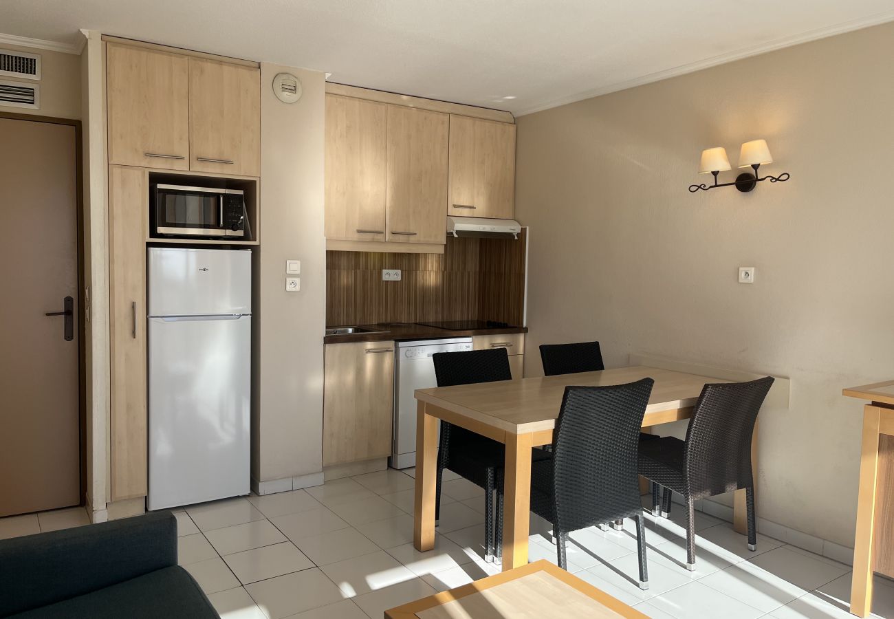 Apartment in Fréjus - Cap Hermès 312, 2/3 bedroom apartment, sea view, sleeps 4 adults and 2 children, air-conditioned, parking, swimming pool and direct beach access