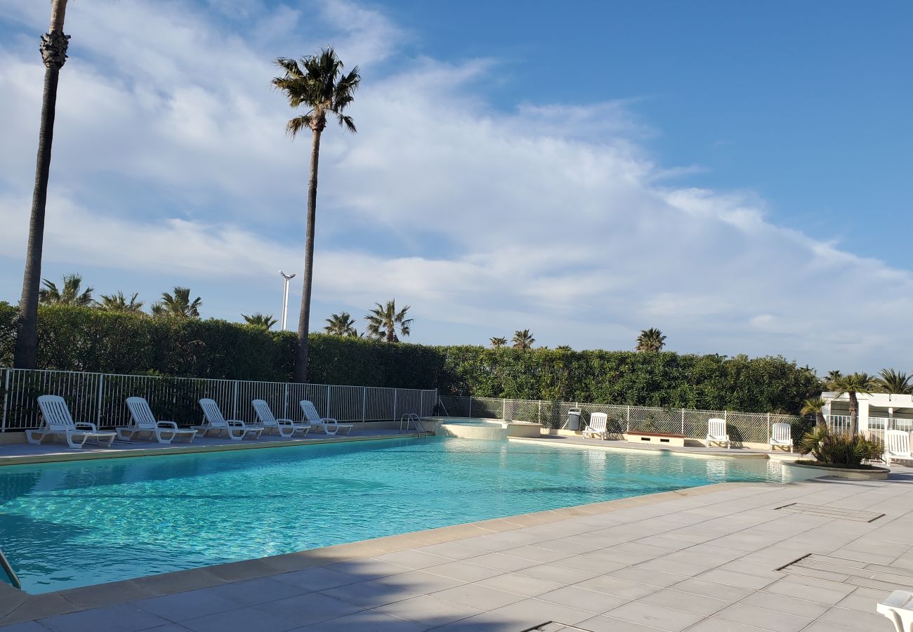 Apartment in Fréjus - Cap Hermès 312, 2/3 bedroom apartment, sea view, sleeps 4 adults and 2 children, air-conditioned, parking, swimming pool and direct beach access