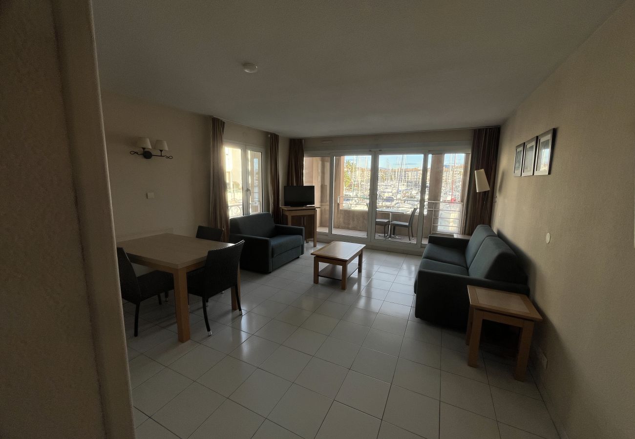 Studio in Fréjus - Cap Hermès 107, studio 30m2, sleeps 3, port view, air conditioning, parking and swimming pool