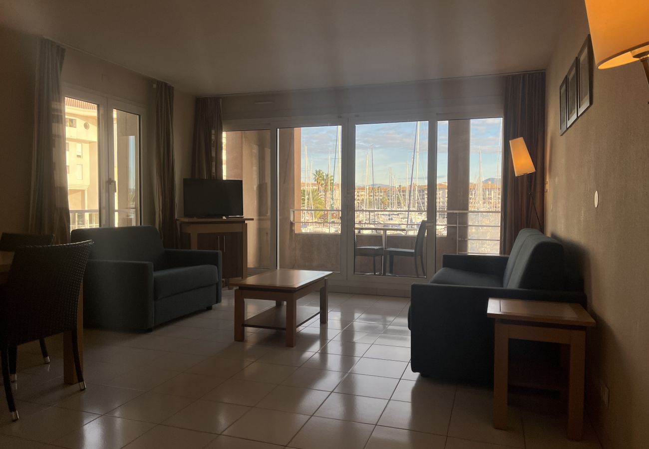 Studio in Fréjus - Cap Hermès 107, studio 30m2, sleeps 3, port view, air conditioning, parking and swimming pool