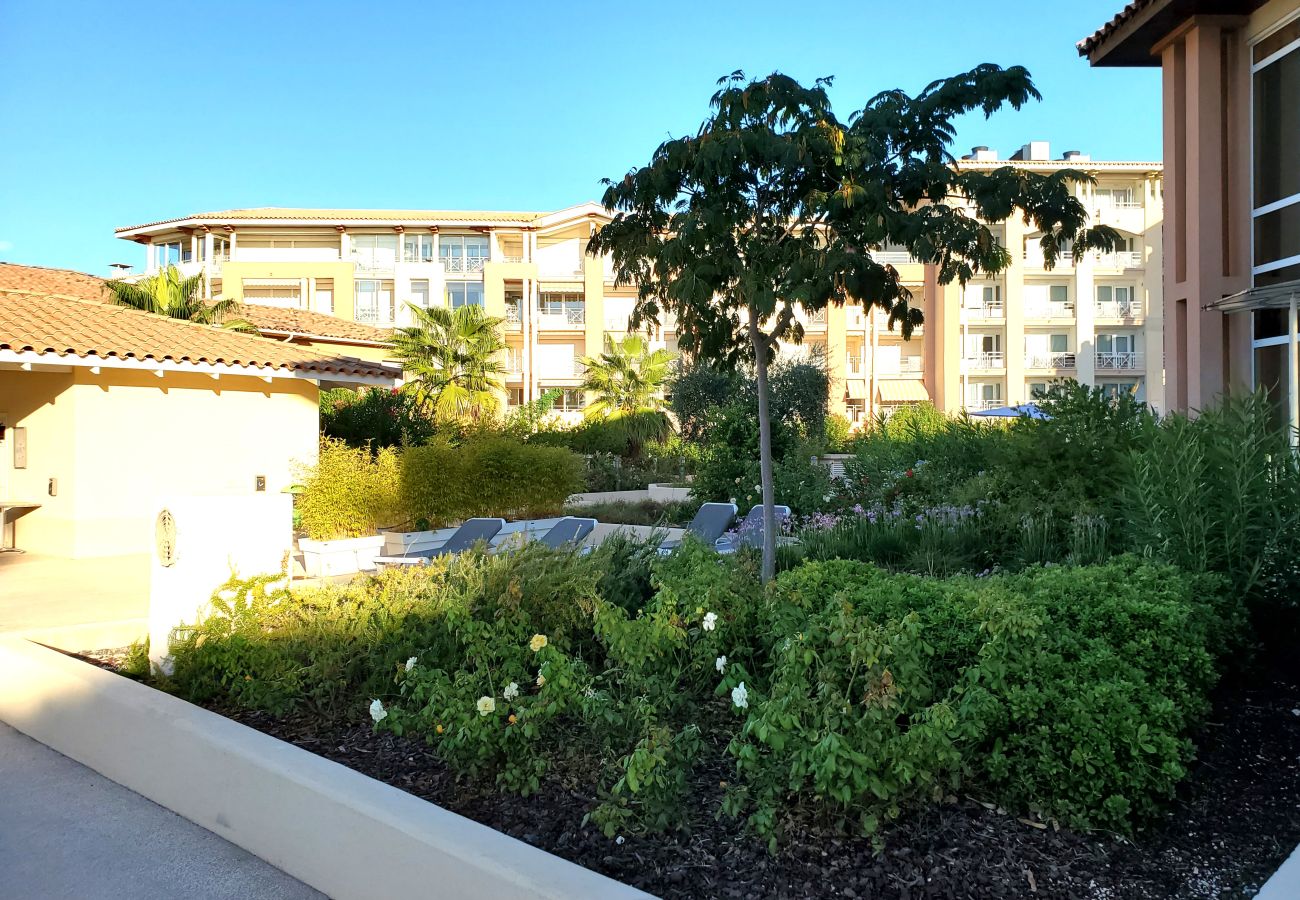 Studio in Fréjus - Cap Hermès 107, studio 30m2, sleeps 3, port view, air conditioning, parking and swimming pool