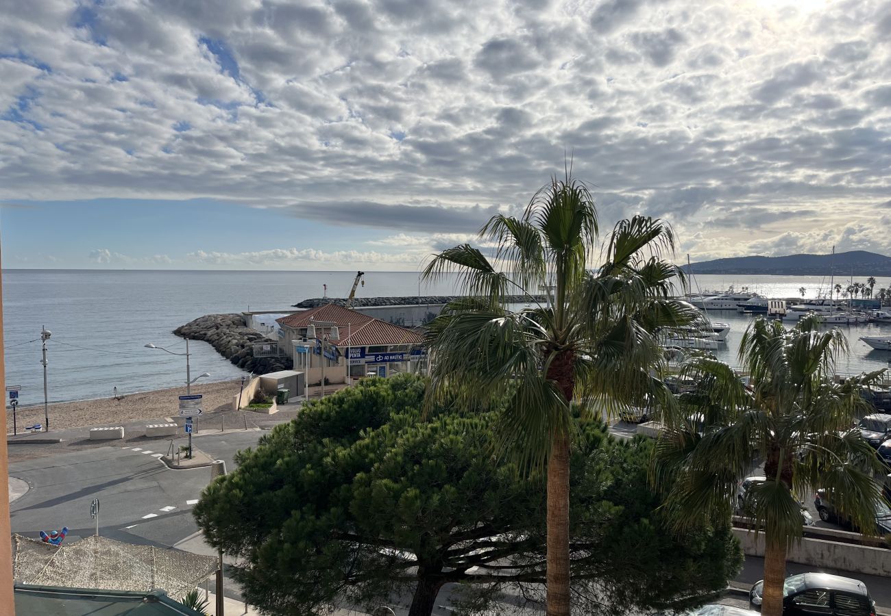 Studio in Fréjus - The Capitole, Studio 26m2, air-conditioned, sea view, balcony, WIFI, parking for 2 adults and 2 children