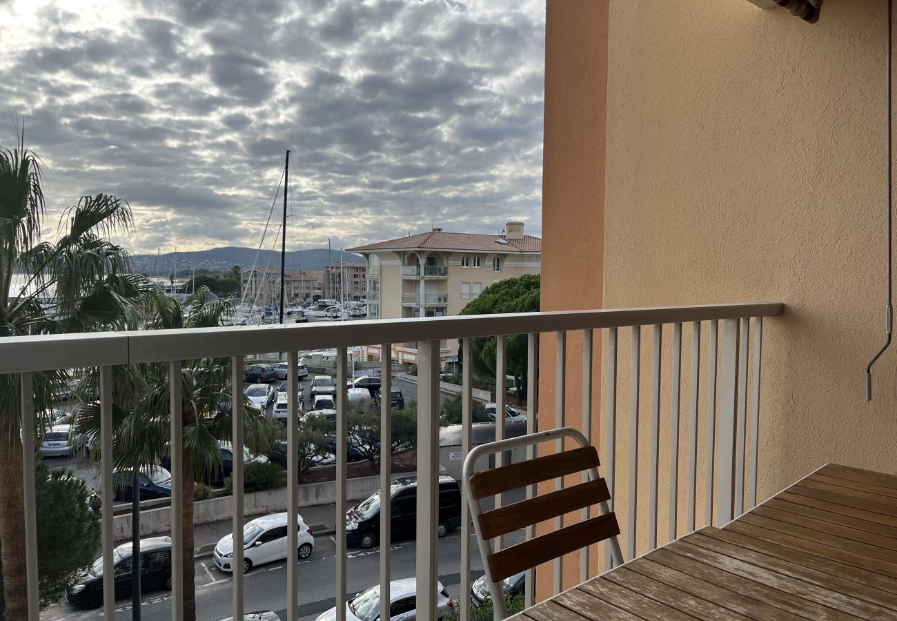 Studio in Fréjus - The Capitole, Studio 26m2, air-conditioned, sea view, balcony, WIFI, parking for 2 adults and 2 children