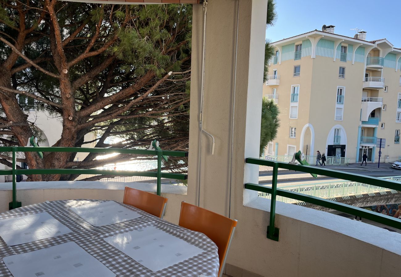 Apartment in Fréjus - Port Fréjus LE NAUTICA, 2/3-bedroom apartment, sleeps 5, close to beaches and amenities, large balcony, air conditioning, Wi-Fi and garage