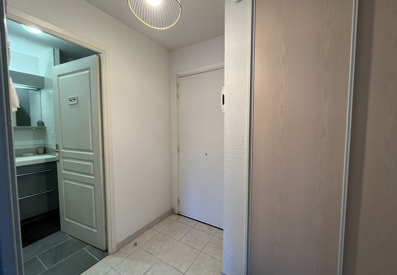 Apartment in Fréjus - Port Fréjus LE NAUTICA, 2/3-bedroom apartment, sleeps 5, close to beaches and amenities, large balcony, air conditioning, Wi-Fi and garage