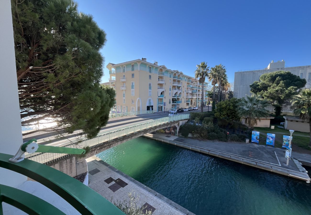 Apartment in Fréjus - Port Fréjus LE NAUTICA, 2/3-bedroom apartment, sleeps 5, close to beaches and amenities, large balcony, air conditioning, Wi-Fi and garage