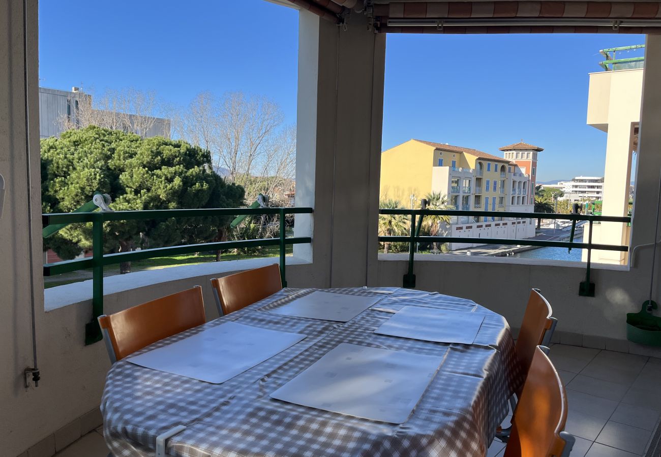 Apartment in Fréjus - Port Fréjus LE NAUTICA, 2/3-bedroom apartment, sleeps 5, close to beaches and amenities, large balcony, air conditioning, Wi-Fi and garage