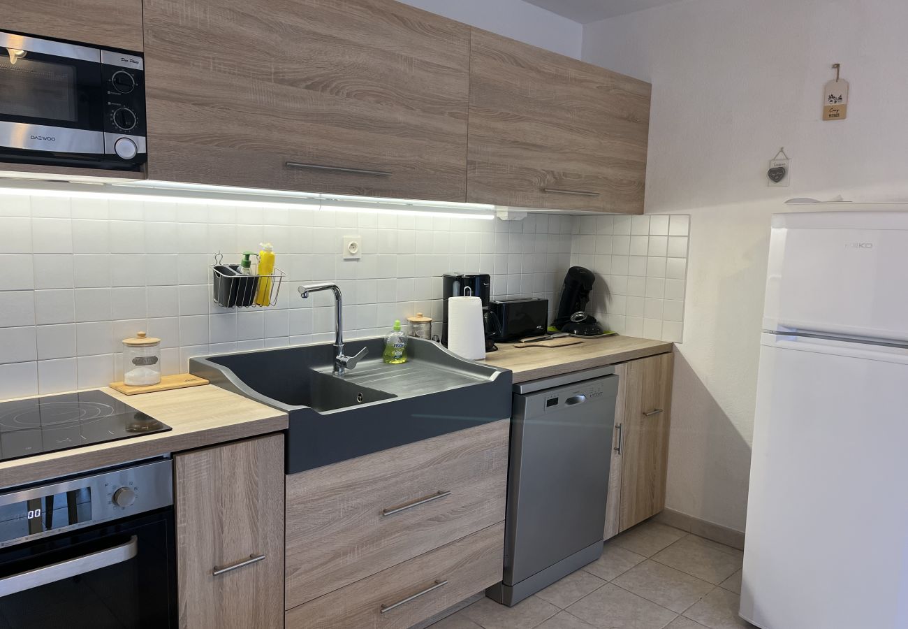 Apartment in Fréjus - Port Fréjus LE NAUTICA, 2/3-bedroom apartment, sleeps 5, close to beaches and amenities, large balcony, air conditioning, Wi-Fi and garage