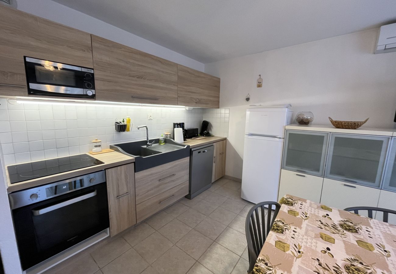 Apartment in Fréjus - Port Fréjus LE NAUTICA, 2/3-bedroom apartment, sleeps 5, close to beaches and amenities, large balcony, air conditioning, Wi-Fi and garage