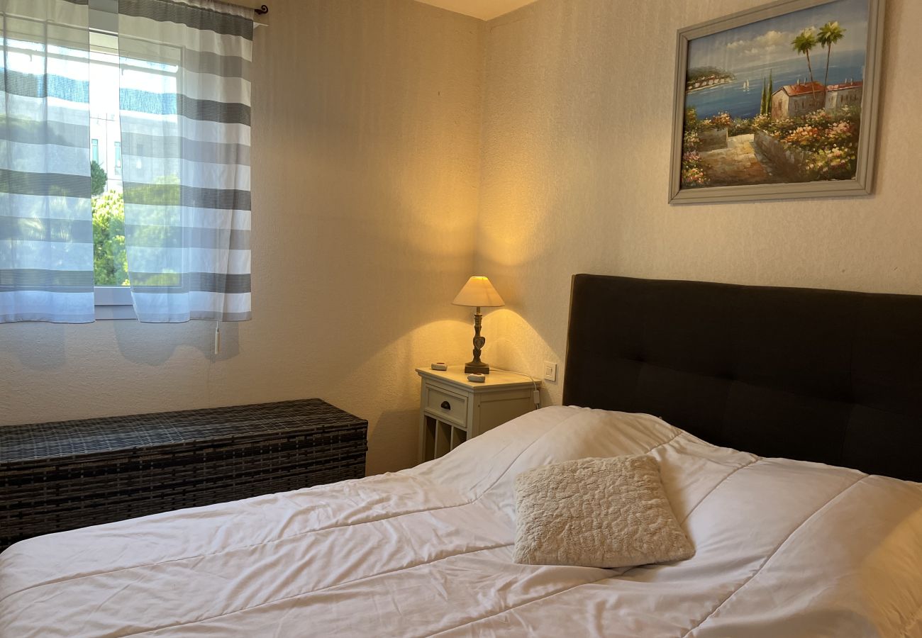 Apartment in Fréjus - Port Fréjus LE NAUTICA, 2/3-bedroom apartment, sleeps 5, close to beaches and amenities, large balcony, air conditioning, Wi-Fi and garage