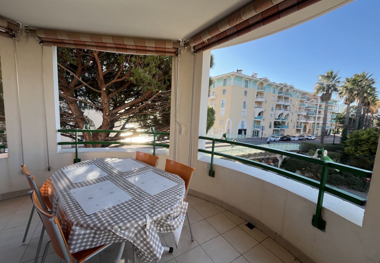 Apartment in Fréjus - Port Fréjus LE NAUTICA, 2/3-bedroom apartment, sleeps 5, close to beaches and amenities, large balcony, air conditioning, Wi-Fi and garage