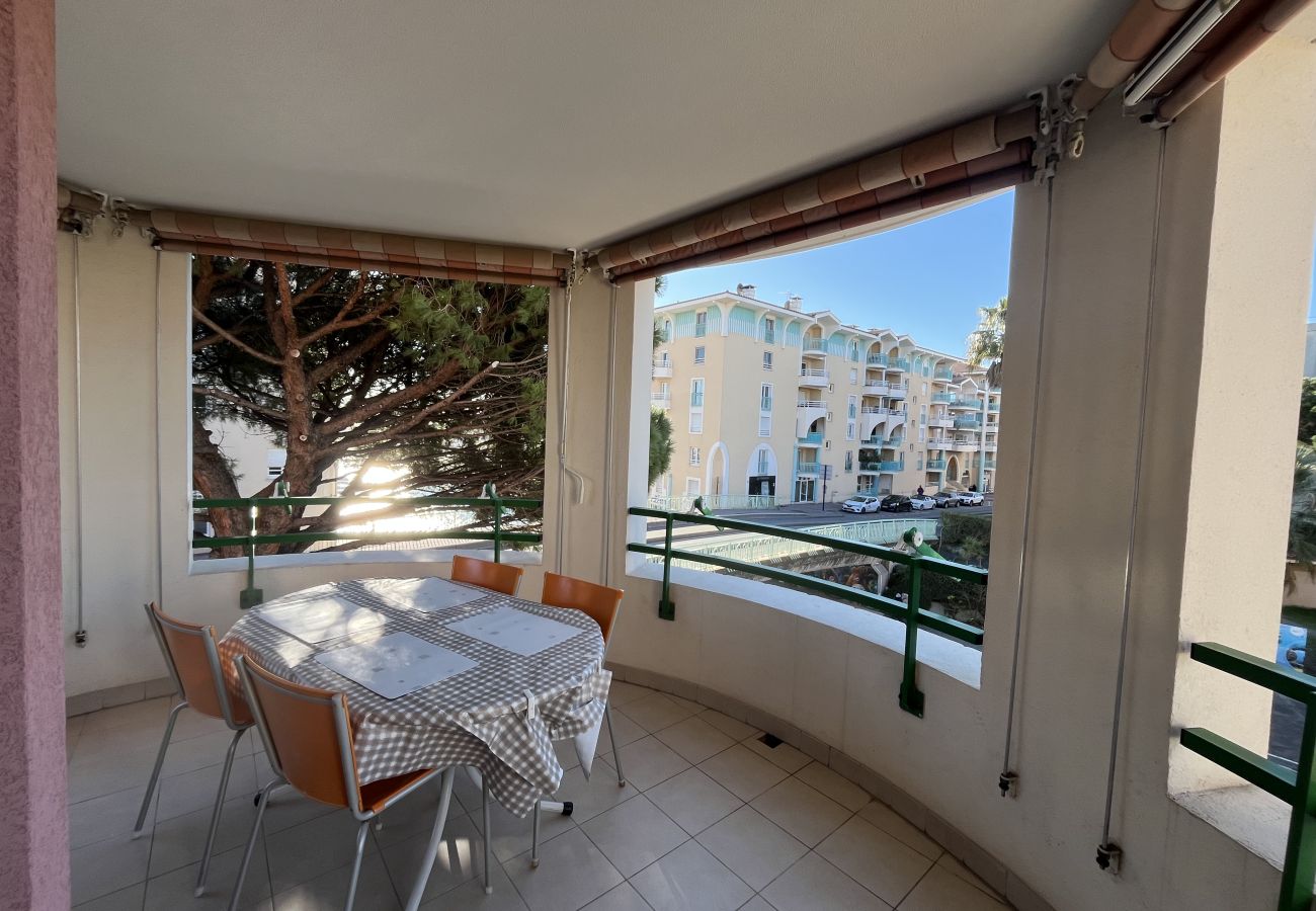 Apartment in Fréjus - Port Fréjus LE NAUTICA, 2/3-bedroom apartment, sleeps 5, close to beaches and amenities, large balcony, air conditioning, Wi-Fi and garage