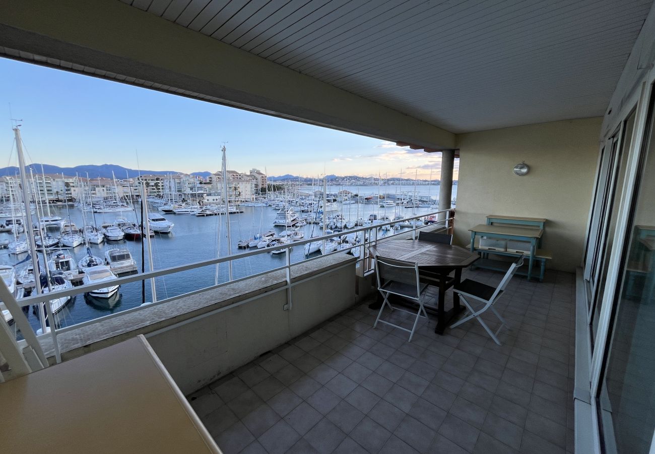 Apartment in Fréjus - Cap Hermès, 4th floor with magnificent harbor view, sleeps 4, air conditioning, swimming pool, Wi-Fi, parking