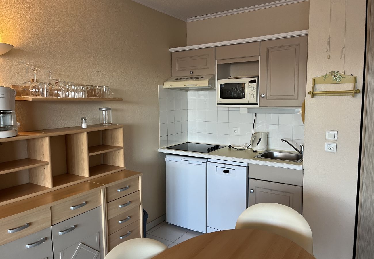 Apartment in Fréjus - Cap Hermès, 4th floor with magnificent harbor view, sleeps 4, air conditioning, swimming pool, Wi-Fi, parking