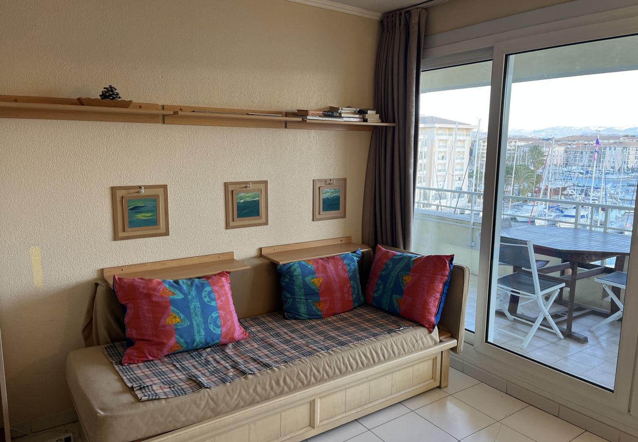 Apartment in Fréjus - Cap Hermès, 4th floor with magnificent harbor view, sleeps 4, air conditioning, swimming pool, Wi-Fi, parking