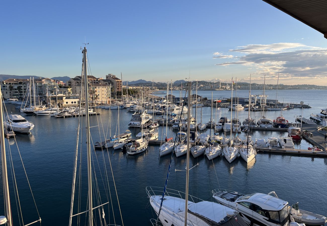 Apartment in Fréjus - Cap Hermès, 4th floor with magnificent harbor view, sleeps 4, air conditioning, swimming pool, Wi-Fi, parking