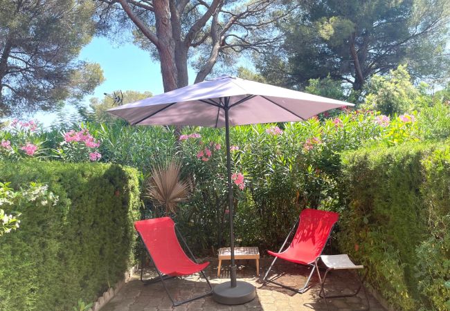 Apartment in Saint Raphael - LA Péguière, 2-room apartment (27m²), for 2 adults and 1 child, air-conditioned, garden, parking and beach 5 minutes walk away