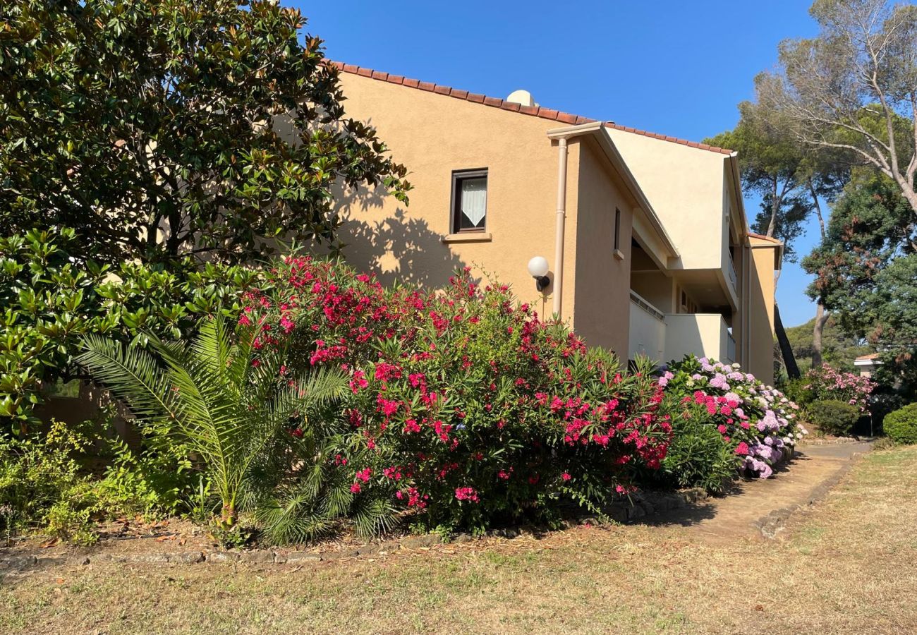 Apartment in Saint Raphael - LA Péguière, 2-room apartment (27m²), for 2 adults and 1 child, air-conditioned, garden, parking and beach 5 minutes walk away
