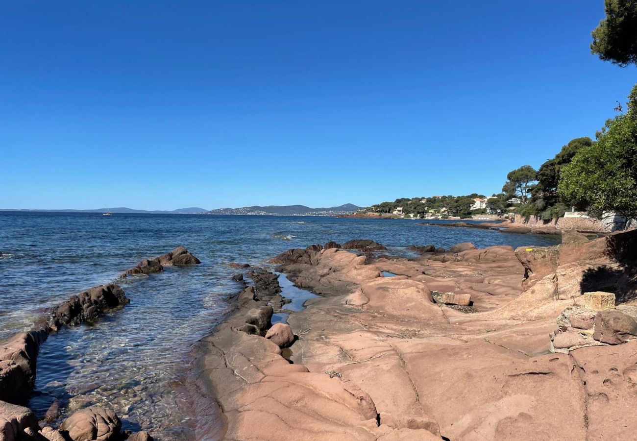 Apartment in Saint Raphael - LA Péguière, 2-room apartment (27m²), for 2 adults and 1 child, air-conditioned, garden, parking and beach 5 minutes walk away