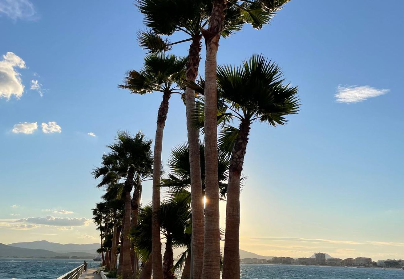 Apartment in Saint Raphael - LA Péguière, 2-room apartment (27m²), for 2 adults and 1 child, air-conditioned, garden, parking and beach 5 minutes walk away