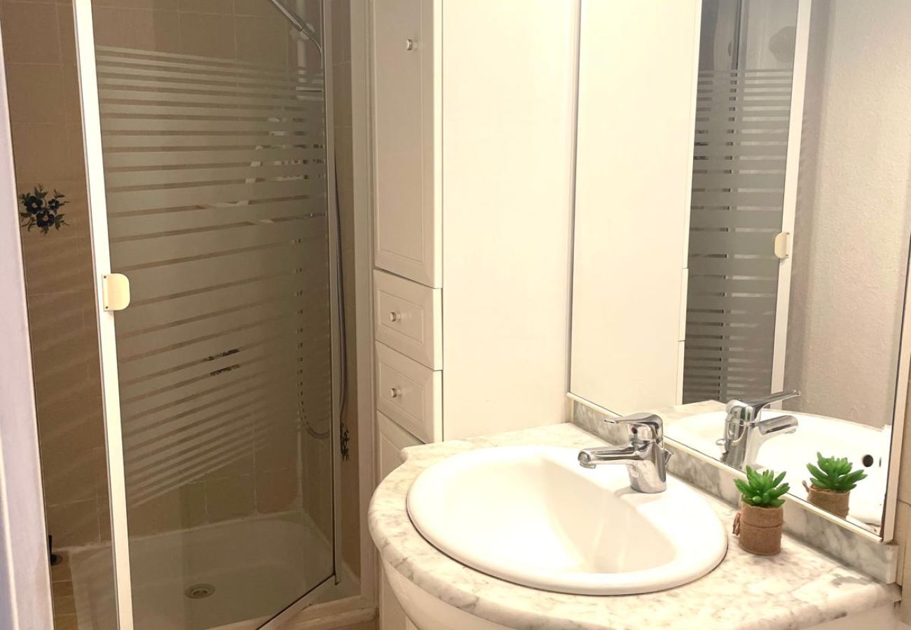 Apartment in Saint Raphael - LA Péguière, 2-room apartment (27m²), for 2 adults and 1 child, air-conditioned, garden, parking and beach 5 minutes walk away