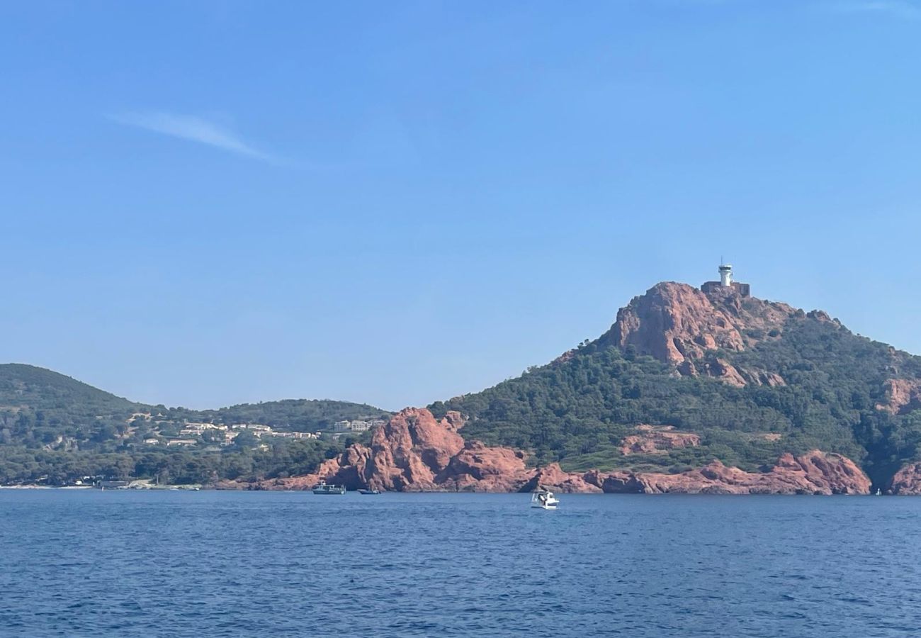 Apartment in Saint Raphael - LA Péguière, 2-room apartment (27m²), for 2 adults and 1 child, air-conditioned, garden, parking and beach 5 minutes walk away