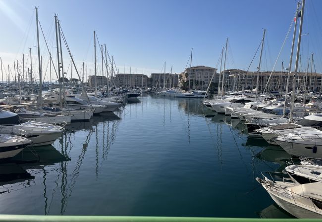 Apartment in Fréjus - On the quays of Port-Fréjus, a magnificent 50m² one-bedroom apartment with incredible views, air conditioning, Wi-Fi, and a large garage.