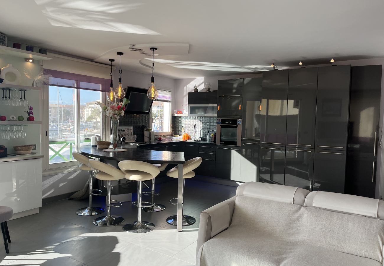 Apartment in Fréjus - On the quays of Port-Fréjus, a magnificent 50m² one-bedroom apartment with incredible views, air conditioning, Wi-Fi, and a large garage.