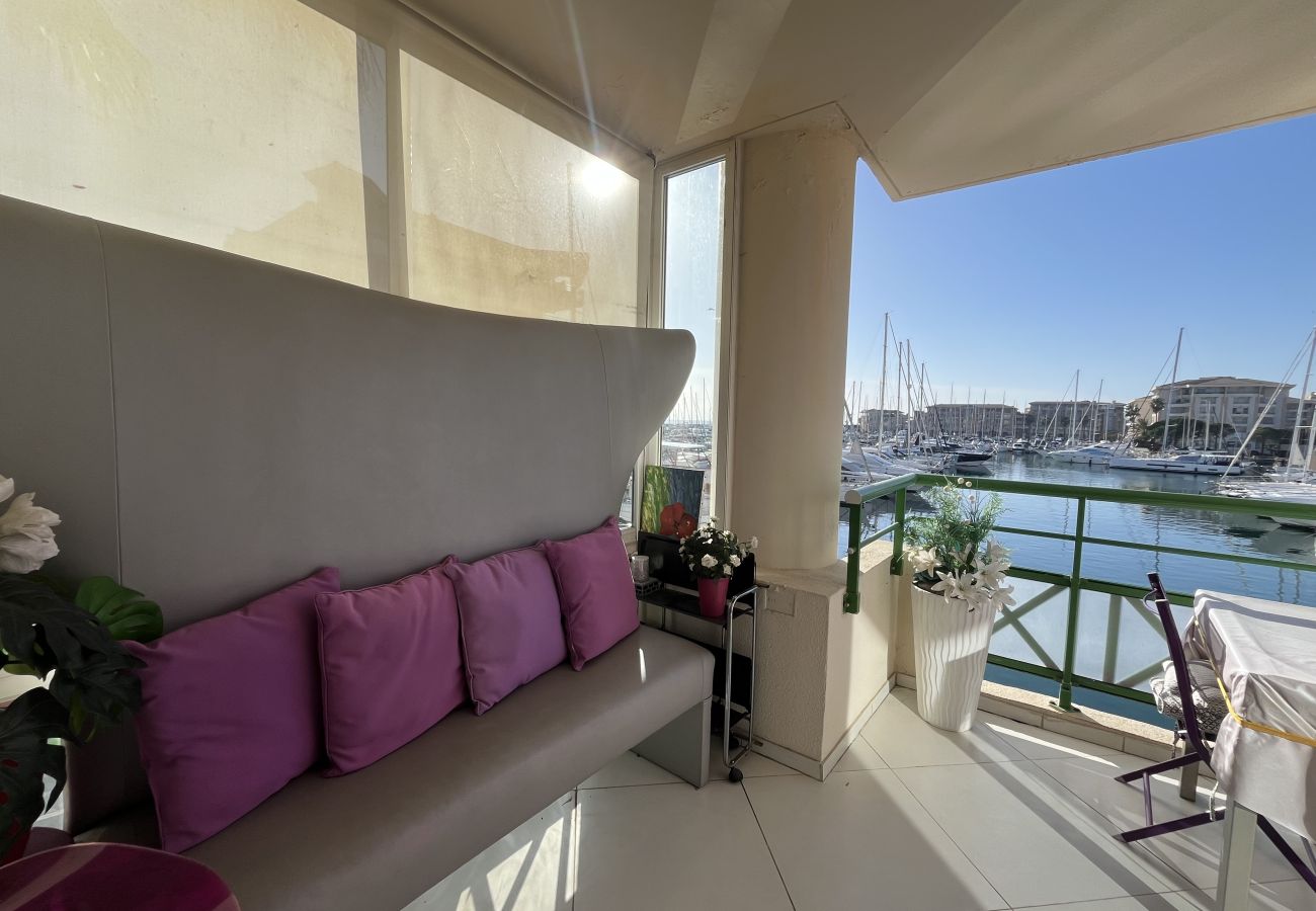 Apartment in Fréjus - On the quays of Port-Fréjus, a magnificent 50m² one-bedroom apartment with incredible views, air conditioning, Wi-Fi, and a large garage.